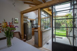 Caja de seguridad en la habitación y muebles diferentes 