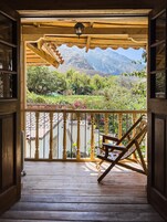 Kamar Superior, balkon, pemandangan gunung | Brankas dan dilengkapi dengan perabotan berbeda-beda