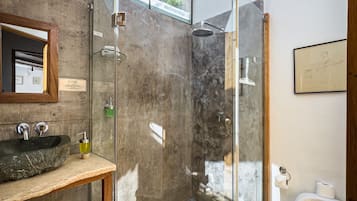 Maison | Salle de bain | Ensemble douche/baignoire, articles de toilette gratuits, sĂšche-cheveux