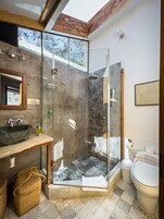 Bañera con ducha, artículos de tocador gratuitos, secador de pelo, batas