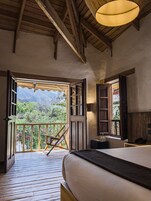 Kamar Superior, balkon, pemandangan gunung | Brankas dan dilengkapi dengan perabotan berbeda-beda