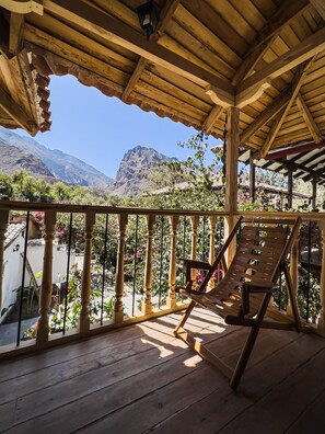 Caja de seguridad en la habitación y muebles diferentes 