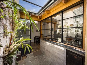Casa | Una cassaforte in camera, con arredamento individuale, tende oscuranti