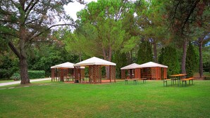 A park with three wooden gazebos and picnic tables. - I Girasoli (Lucignano)