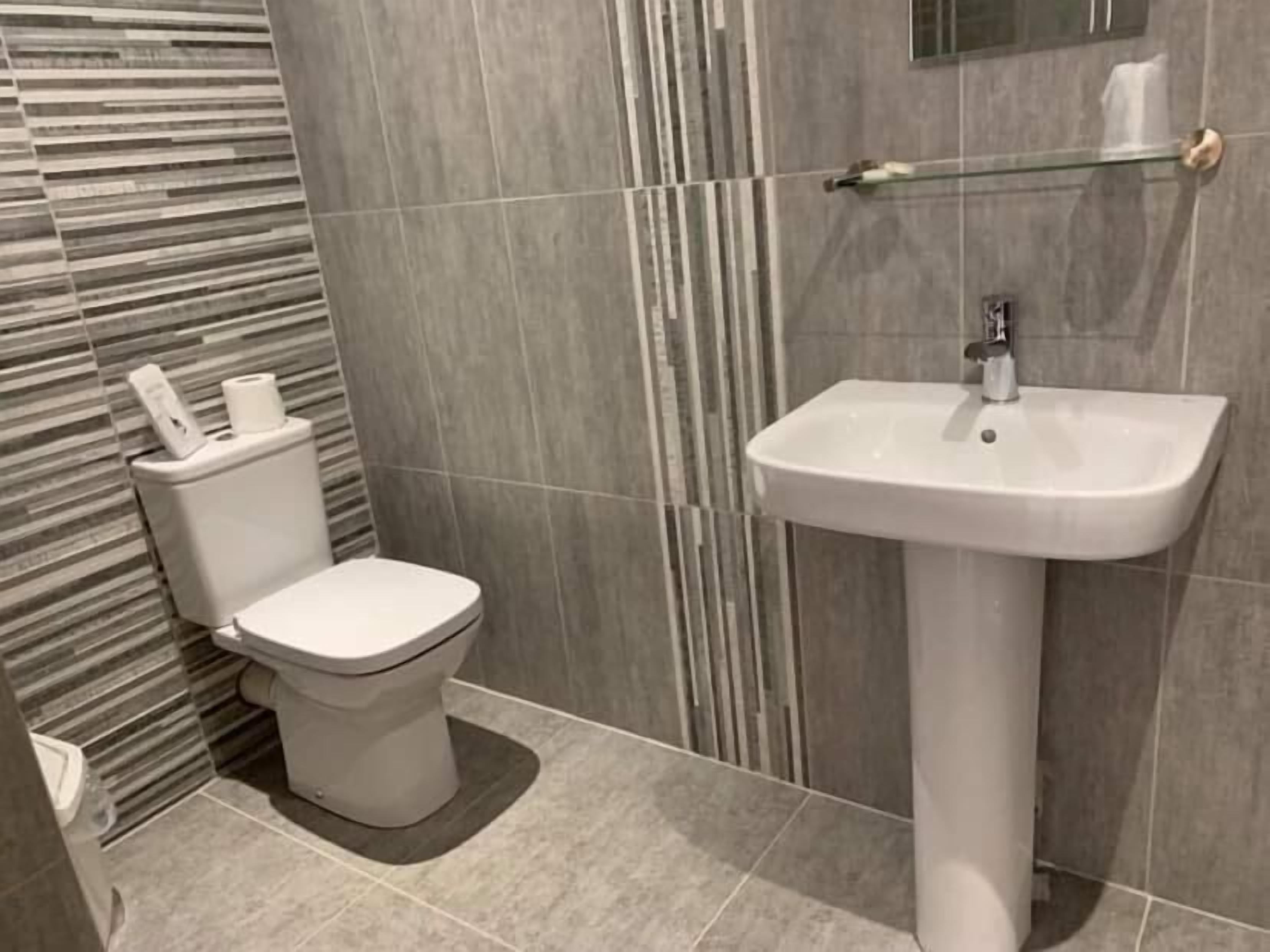 double room | bathroom | shower, free toiletries, hair dryer, towels