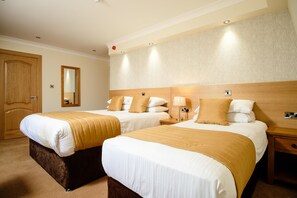 Kamar Keluarga | Meja kerja, setrika/meja setrika, dan seprai linen