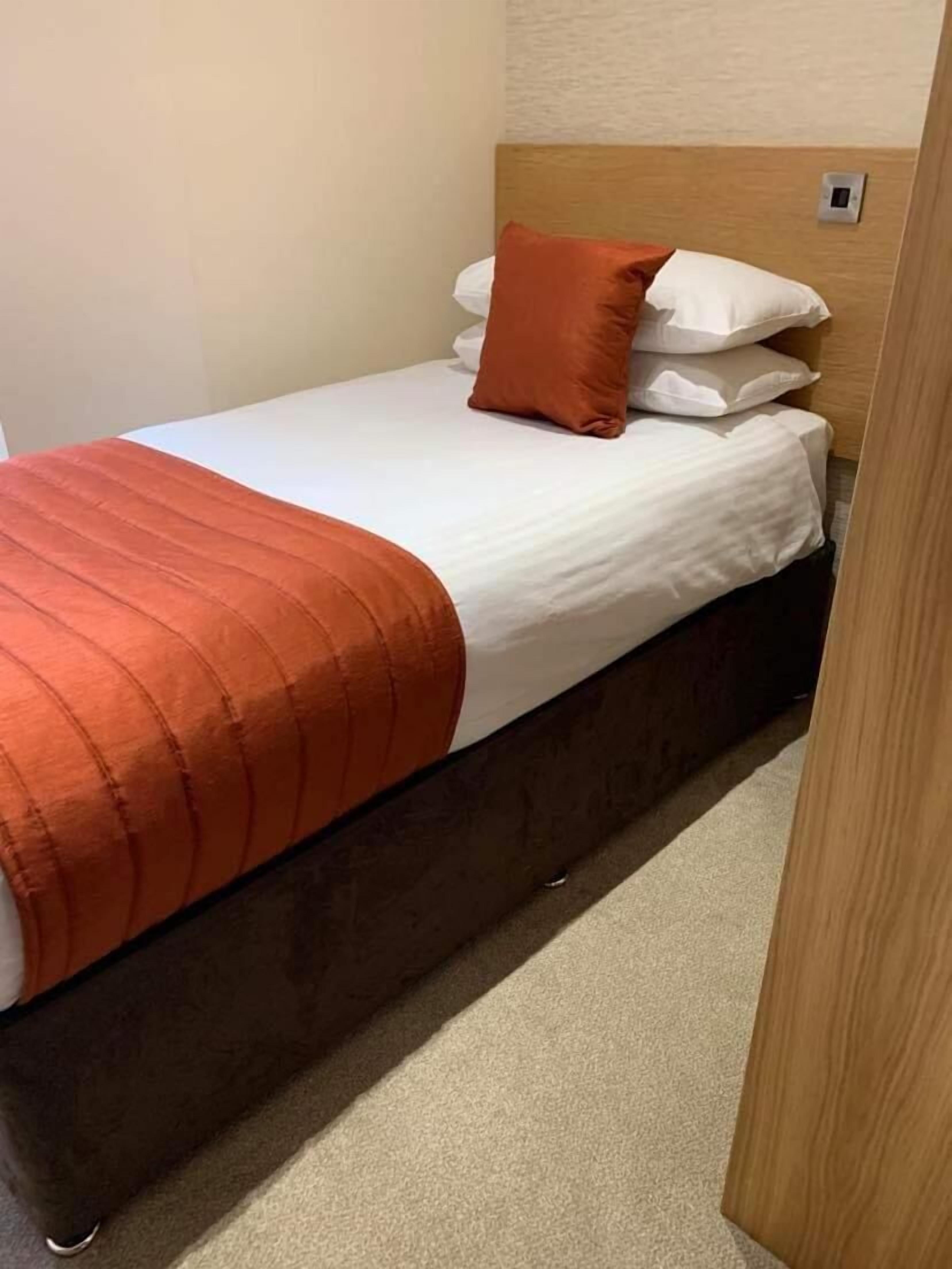 single room | desk, iron/ironing board, bed sheets