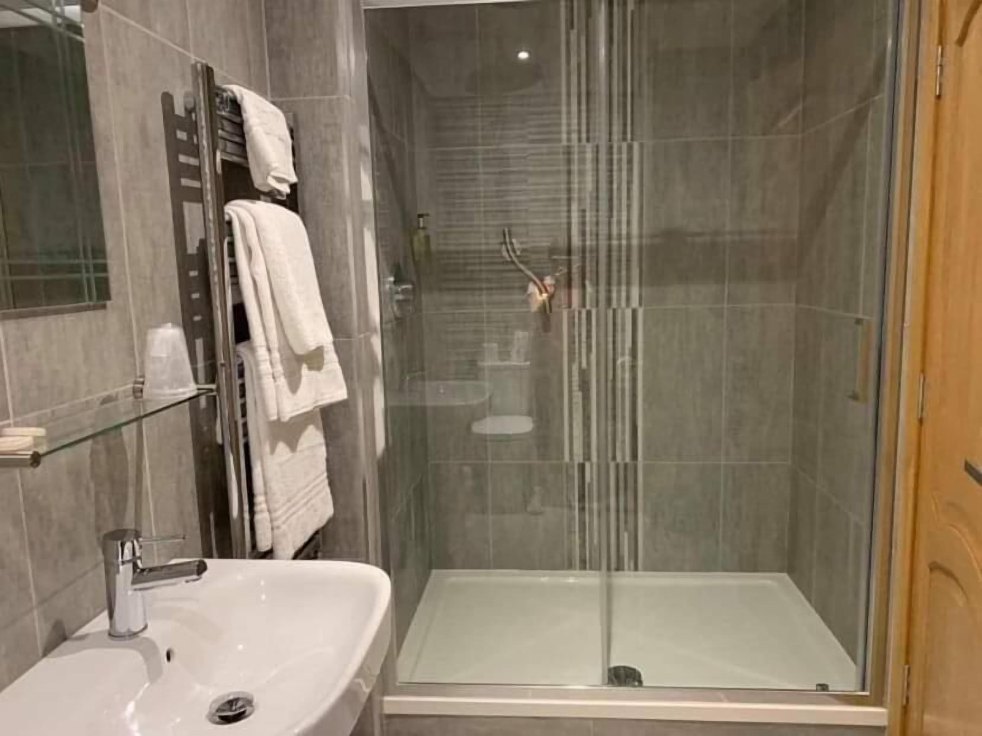 twin room | bathroom | shower, free toiletries, hair dryer, towels