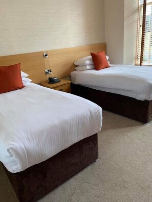 Quarto duplo | Escrivaninha, ferros/tábuas de passar roupa, roupa de cama