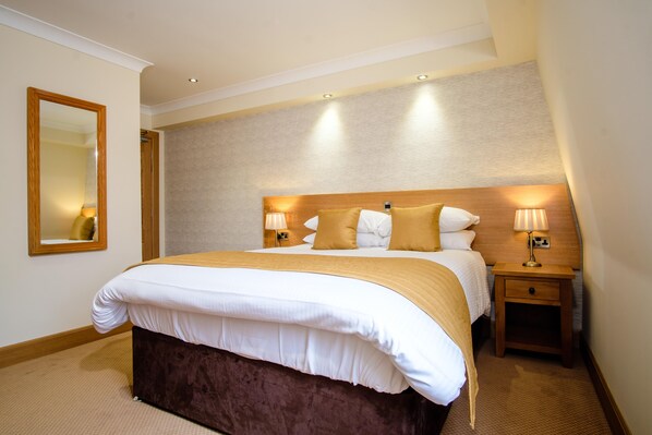 Quarto casal | Escrivaninha, ferros/tábuas de passar roupa, roupa de cama