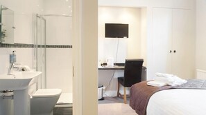 Iron/ironing board, free WiFi - Park Lodge Guest House (Farnborough)