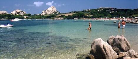 Privatstrand in der Nähe, weißer Sandstrand, Liegestühle, Sonnenschirme