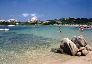 Playa privada cerca, arena blanca, tumbonas y sombrillas