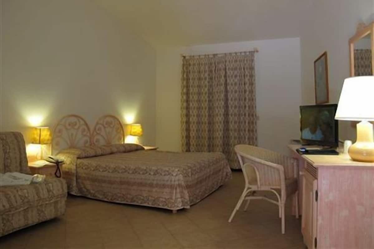 Triple Room | Minibar, in-room safe, desk, free cots/infant beds