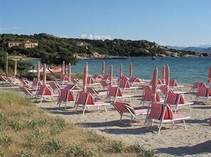 Privatstrand in der Nähe, weißer Sandstrand, Liegestühle, Sonnenschirme