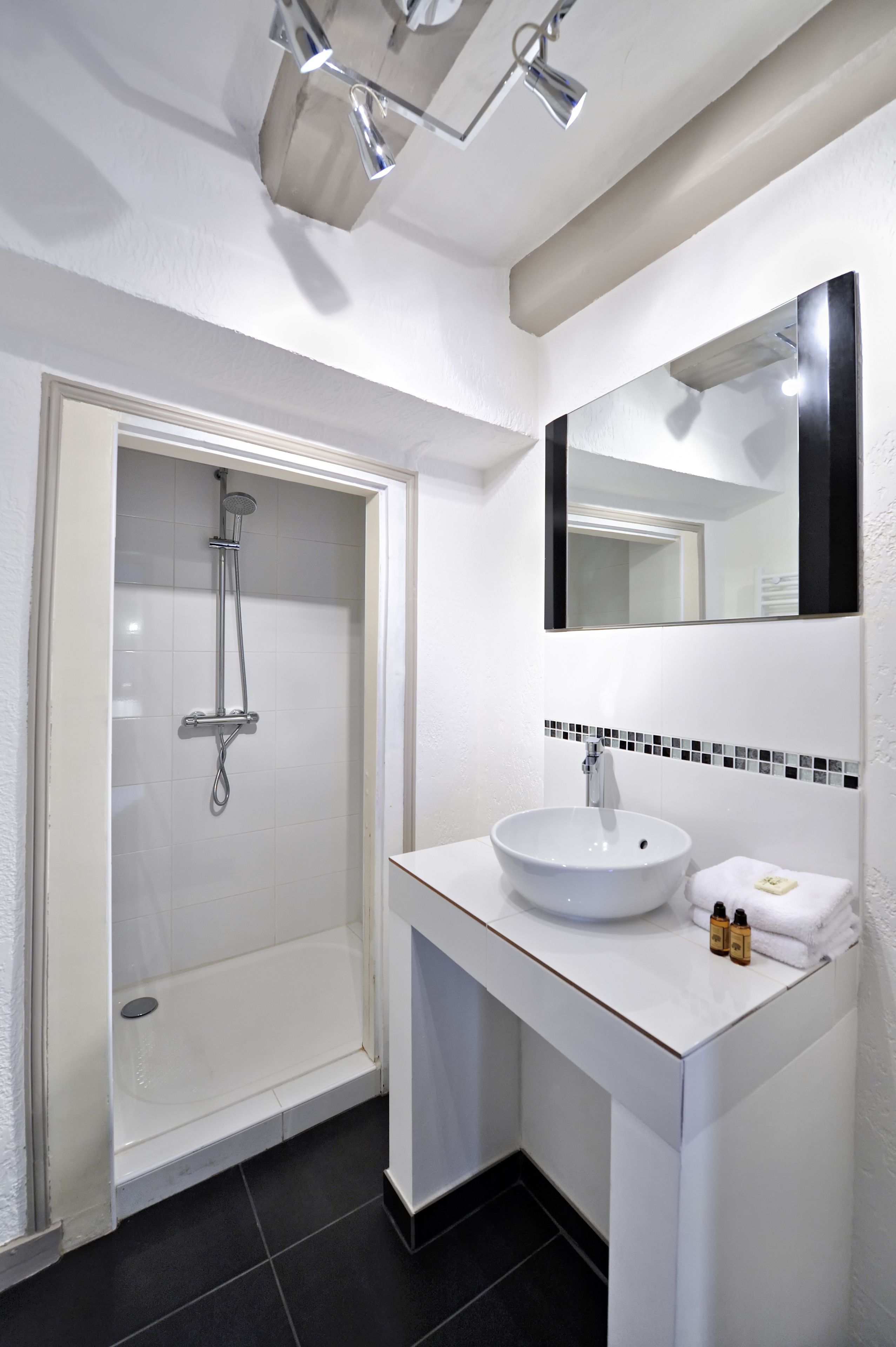traditional double room | bathroom | rainfall showerhead, free toiletries, hair dryer, towels