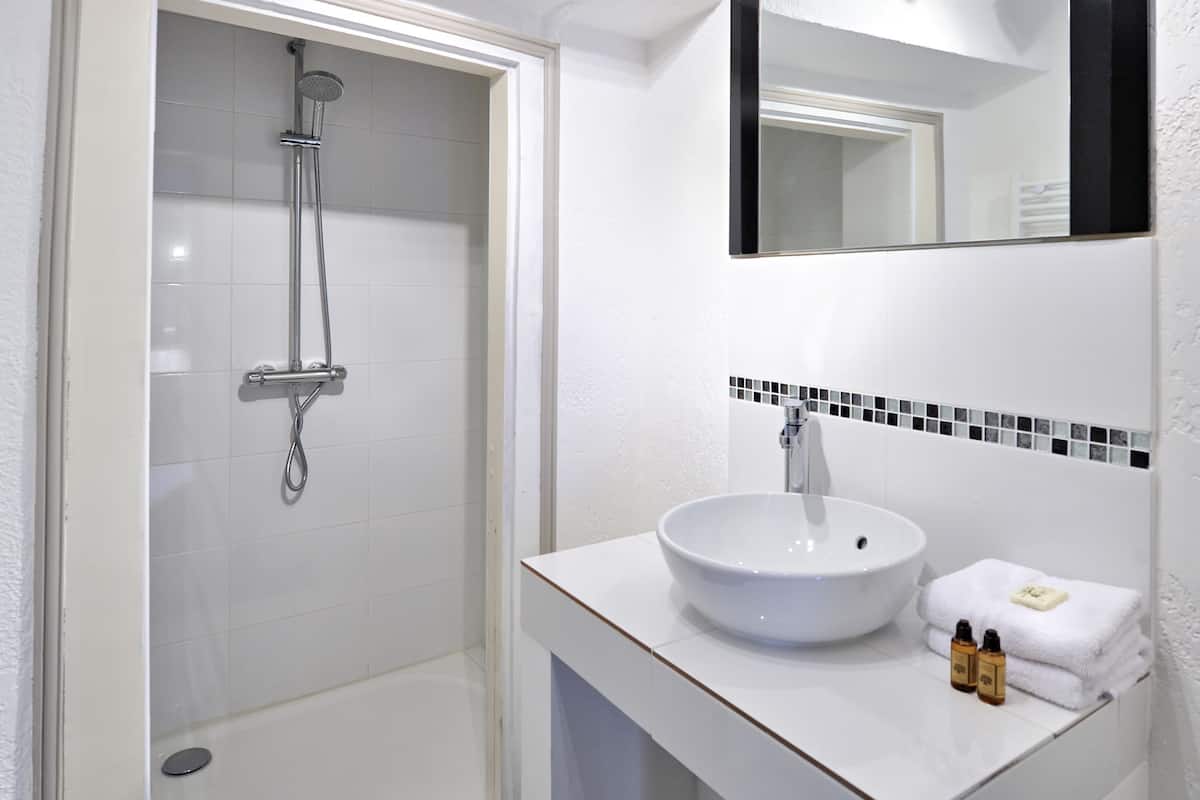 traditional double room | bathroom | rainfall showerhead, free toiletries, hair dryer, towels