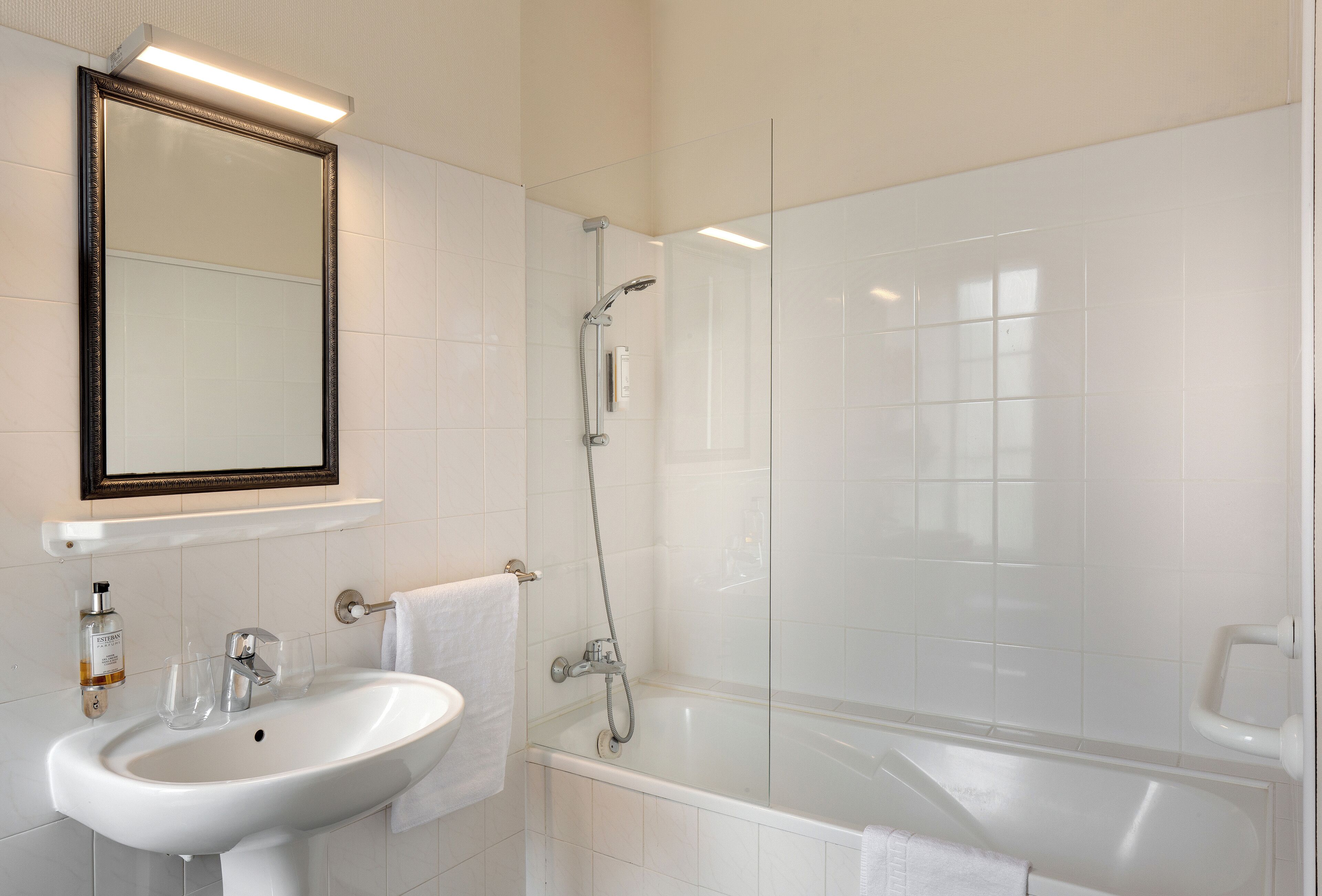 traditional double room | bathroom | rainfall showerhead, free toiletries, hair dryer, towels