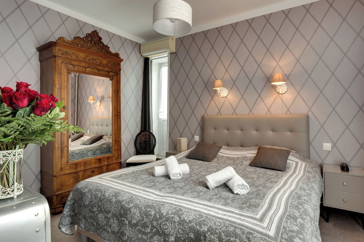 traditional double room | in-room safe, individually decorated, desk, laptop workspace