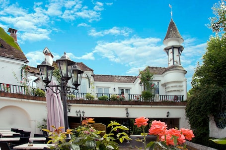 Front of property. Hotel La Roseraie