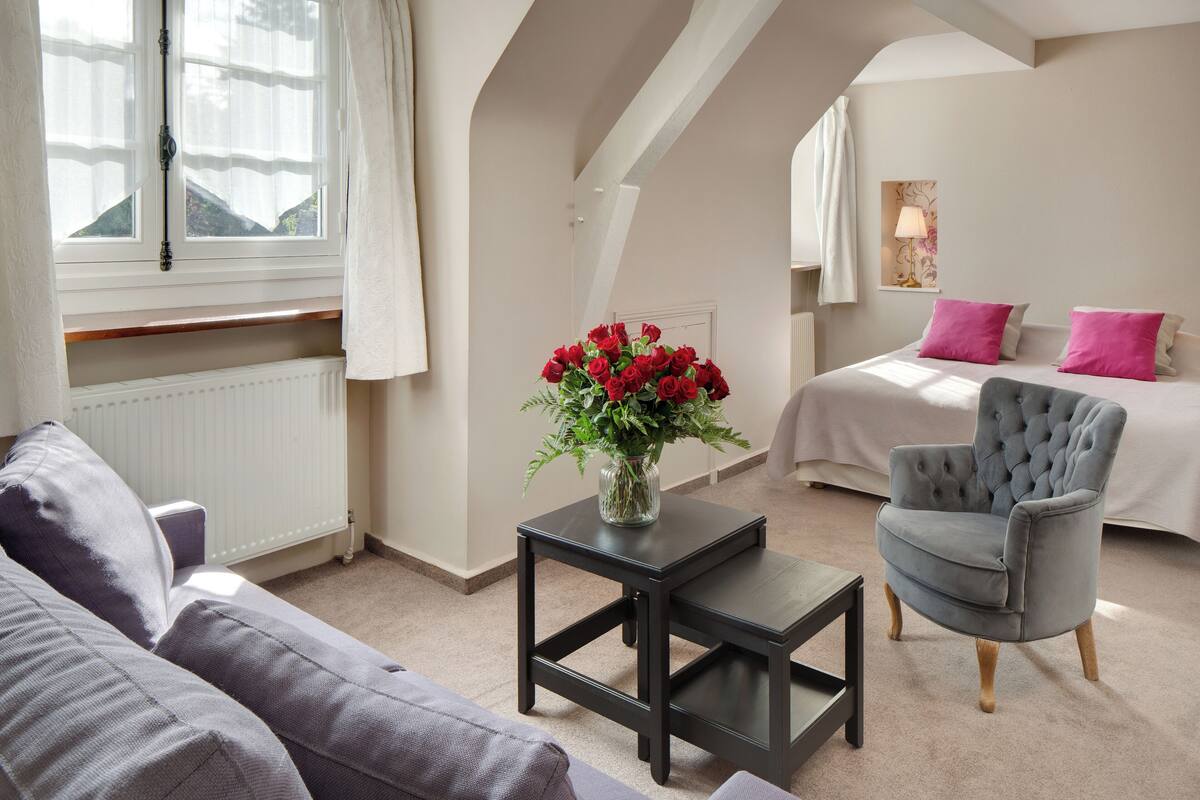 superior double or twin room, 1 bedroom | in-room safe, individually decorated, desk, laptop workspace