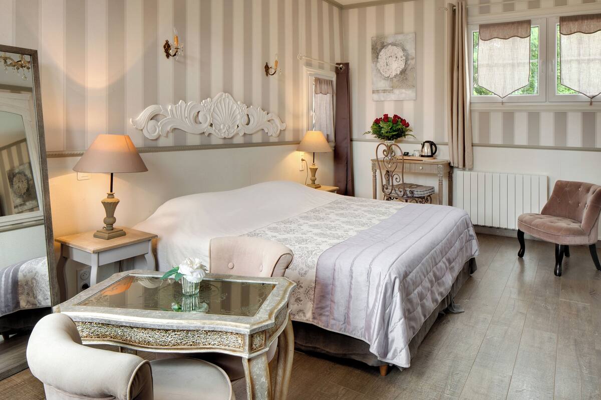 superior double or twin room, 1 bedroom | in-room safe, individually decorated, desk, laptop workspace