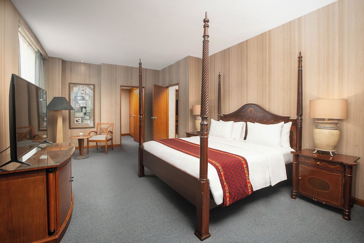 ห้องเพรสซิเดนเชียลสวีท (ARYADUTA SUITE) | มินิบาร์, ตู้นิรภัยในห้องพัก, โต๊ะทำงาน, เตียงเสริม/เปล