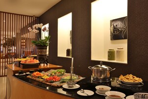 Breakfast, lunch, dinner served; Vietnamese cuisine 