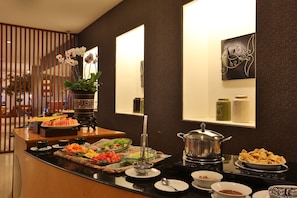 Breakfast, lunch, dinner served; Vietnamese cuisine - Aryaduta Manado (Manado)