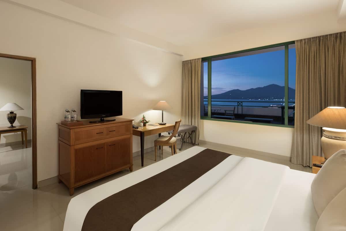 premier suite | 1 bedroom, minibar, in-room safe, desk