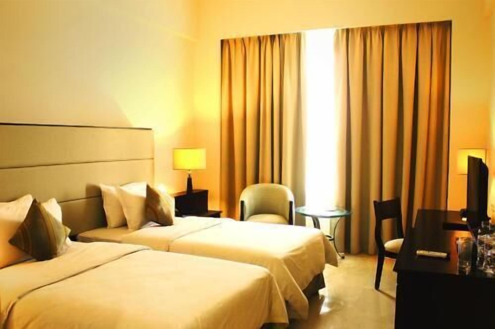 ميني بار وخزنة داخل الغرفة ومكتب وأسرّة قابلة للطي