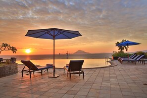Outdoor pool, pool loungers