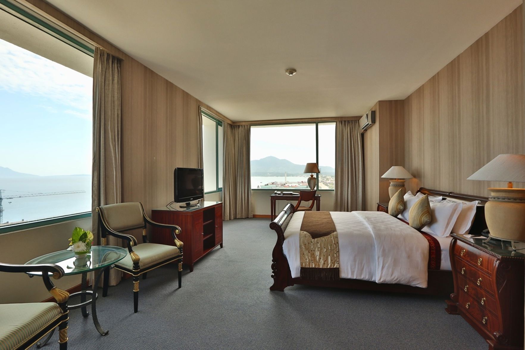 ميني بار وخزنة داخل الغرفة ومكتب وأسرّة قابلة للطي