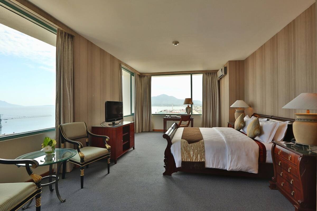 ميني بار وخزنة داخل الغرفة ومكتب وأسرّة قابلة للطي