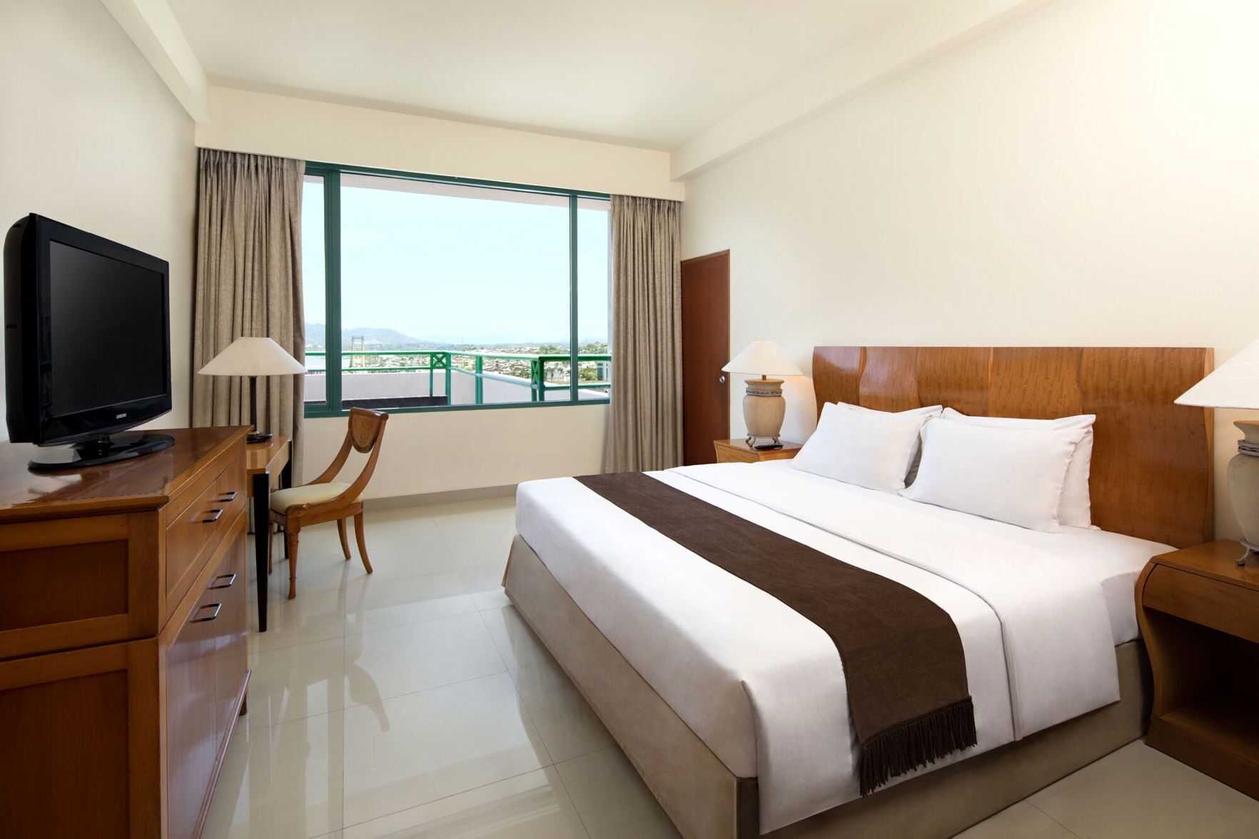 ميني بار وخزنة داخل الغرفة ومكتب وأسرّة قابلة للطي