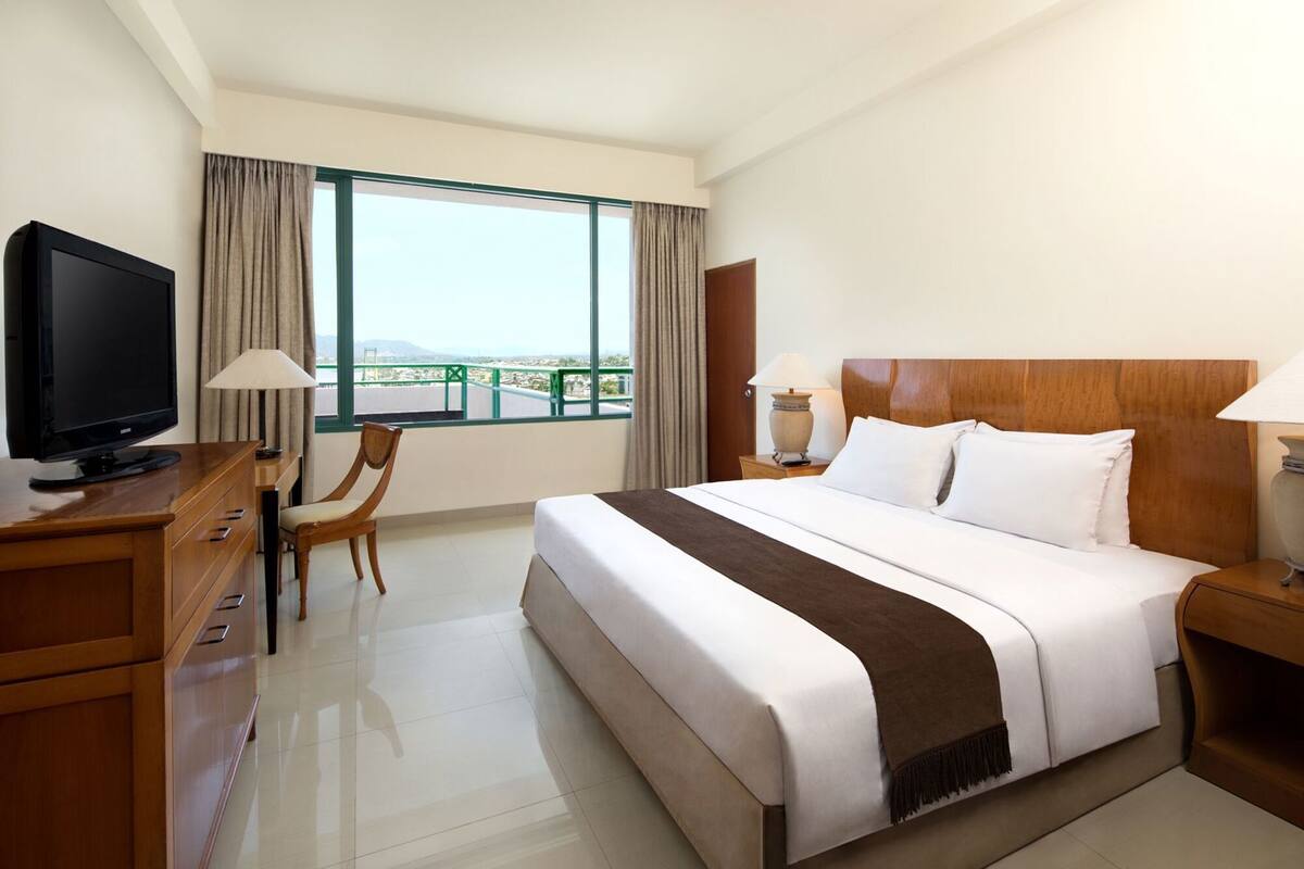 ميني بار وخزنة داخل الغرفة ومكتب وأسرّة قابلة للطي