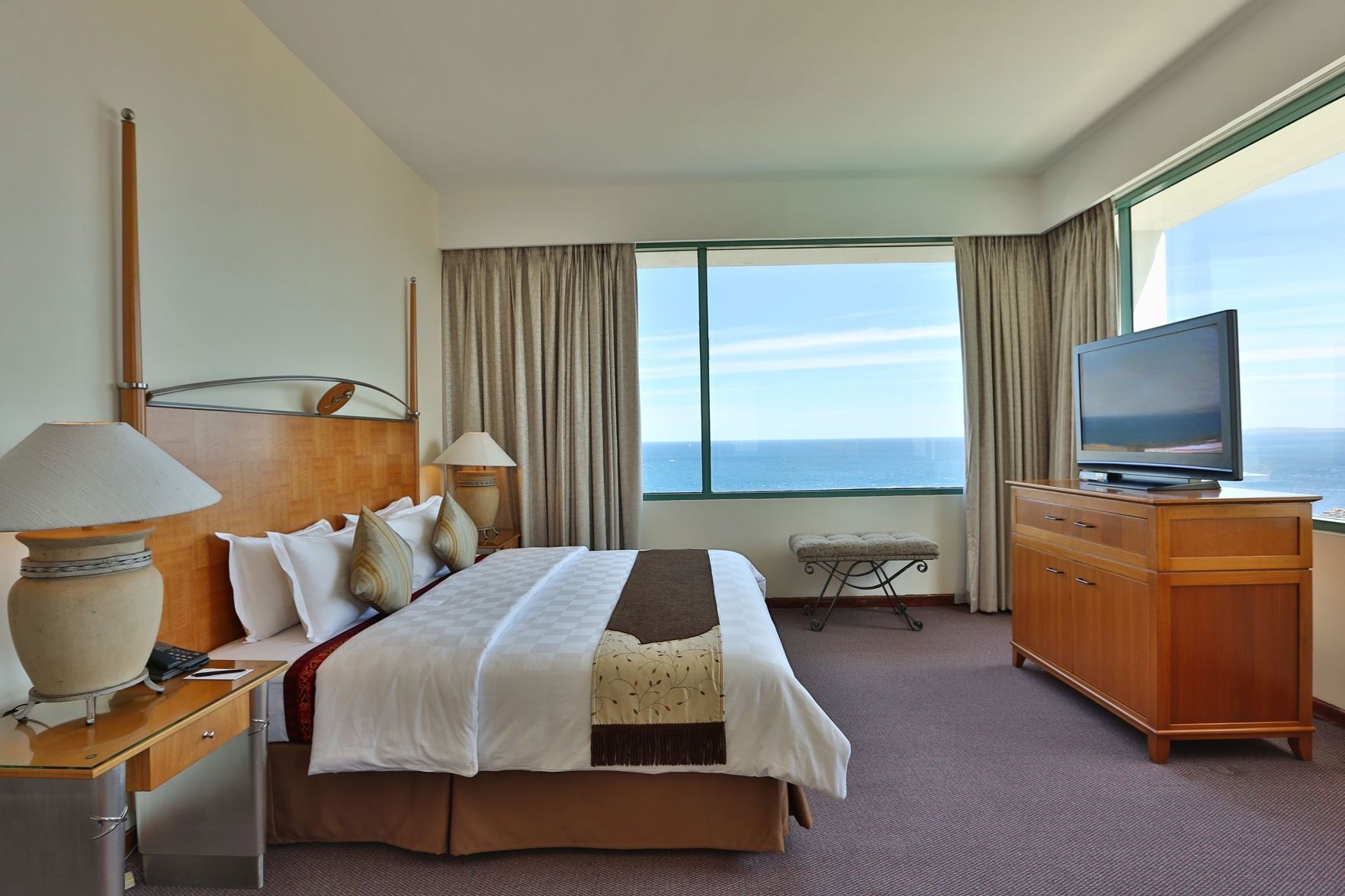 ميني بار وخزنة داخل الغرفة ومكتب وأسرّة قابلة للطي