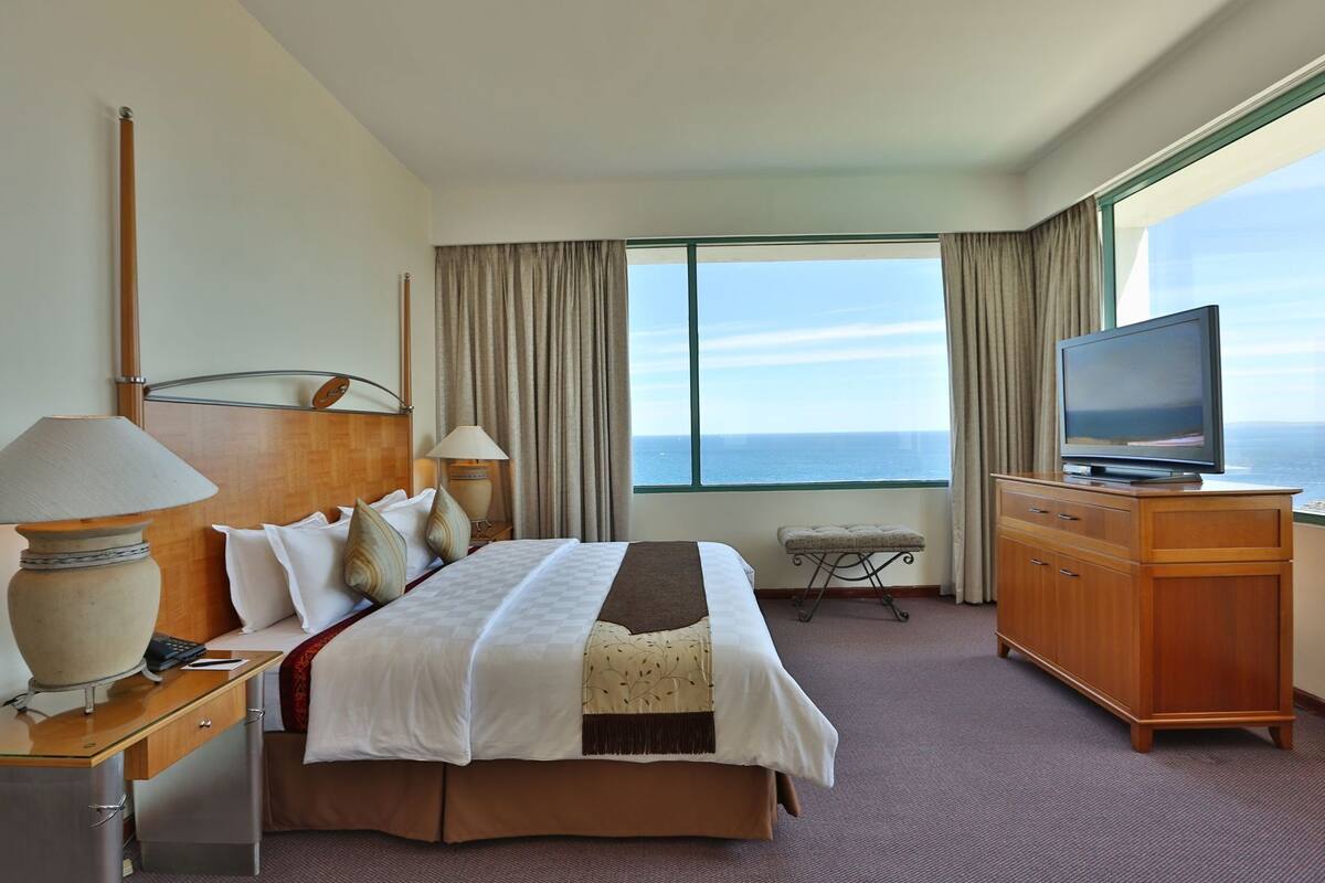 ميني بار وخزنة داخل الغرفة ومكتب وأسرّة قابلة للطي