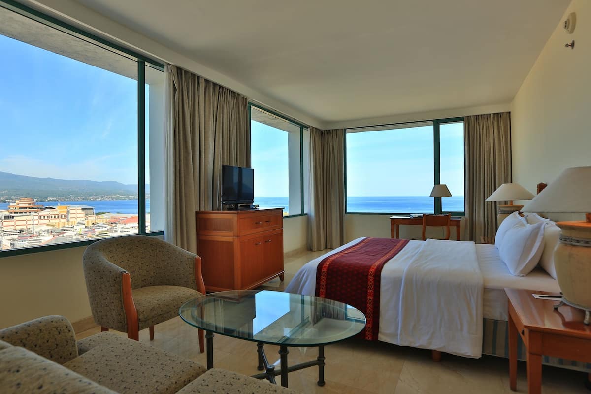 Studio | 1 bedroom, minibar, in-room safe, desk