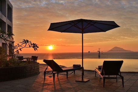 Piscina externa, espreguiƧadeiras