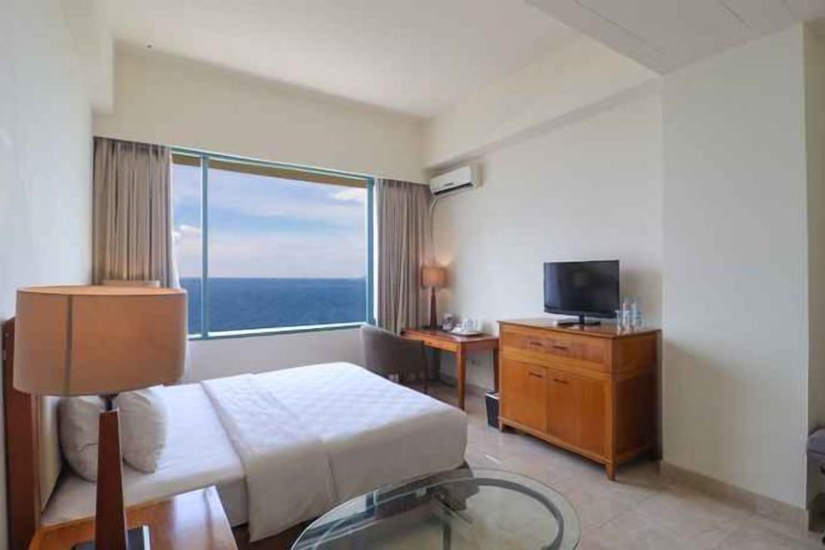 Minibar, coffres-forts dans les chambres, bureau