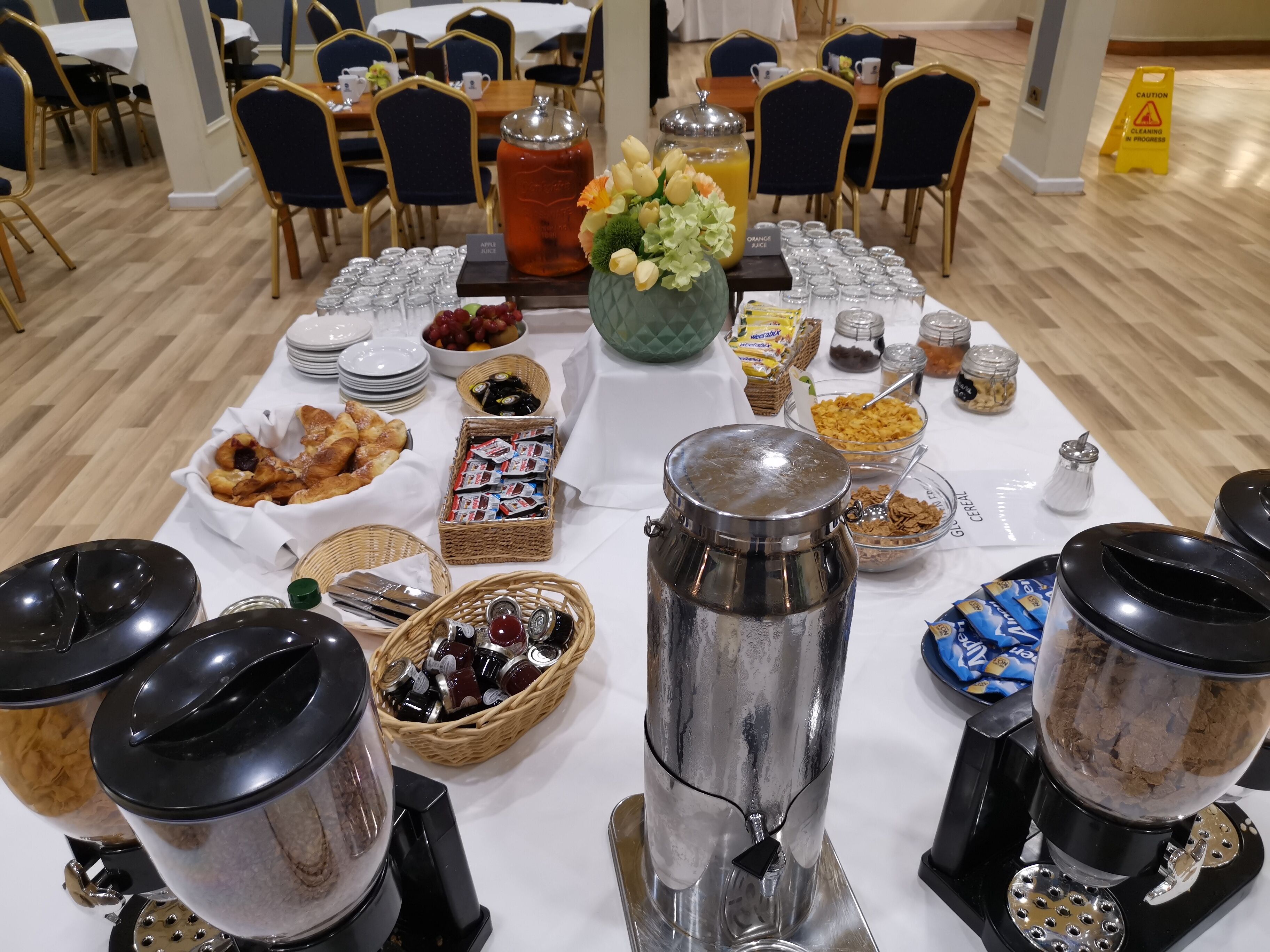 Full breakfast on weekdays (GBP 10 per person)