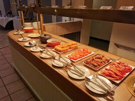 逢周一至周五供应全套早餐（每人 GBP 10）