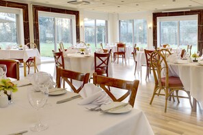Der serveres morgenmad, frokost og britiske retter med udsigt til haven 