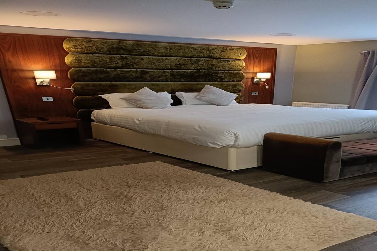 Suite, 1 King Bed, Non Smoking (Shower Only) | Select Comfort beds, desk, iron/ironing board (on request), WiFi (free)