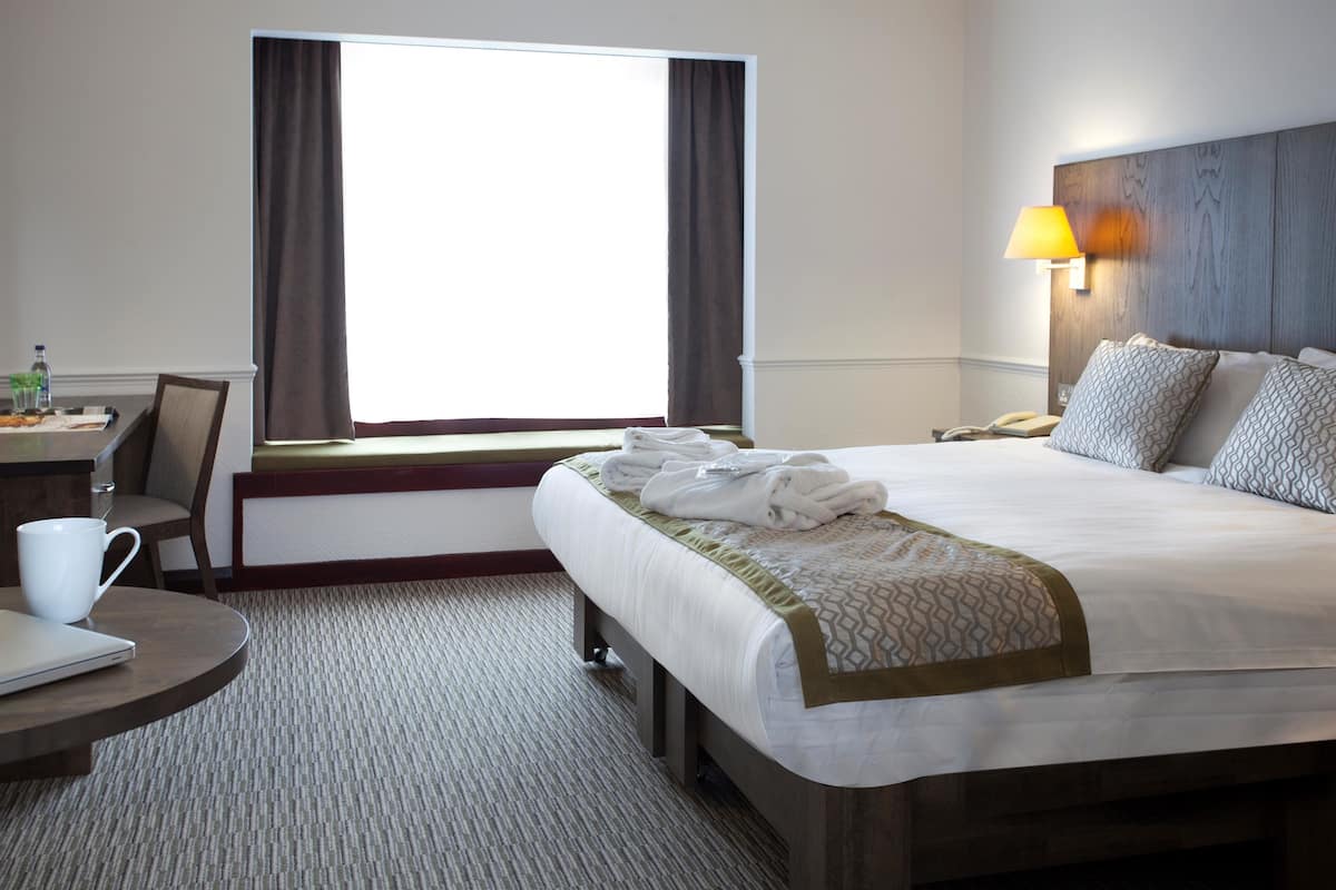 Executive Room, 1 Double Bed, Non Smoking | Select Comfort beds, desk, iron/ironing board (on request), WiFi (free)