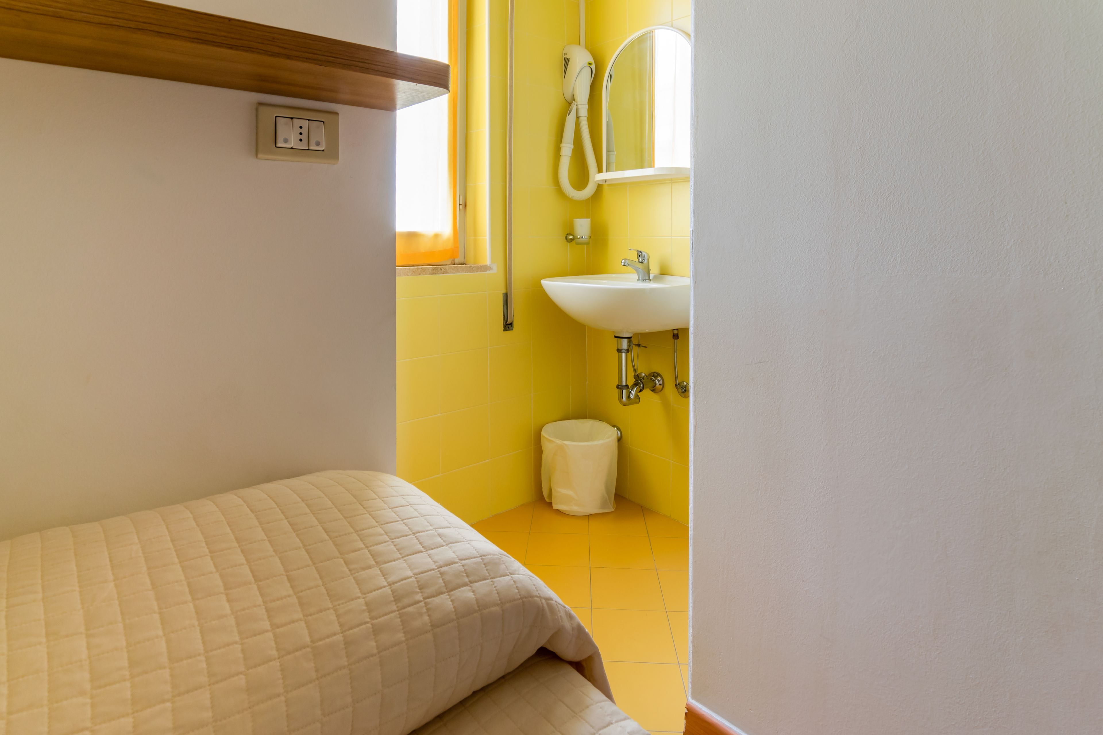 economy single room | bathroom | shower, hair dryer, bidet, towels