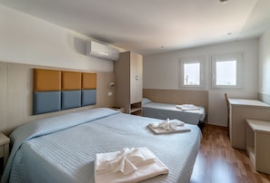 Triple Room | In-room safe, free WiFi, bed sheets - Hotel Stresa (Rimini)