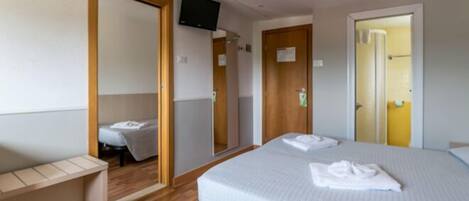 Habitación cuádruple Confort, 2 habitaciones | Caja de seguridad en la habitación, wifi gratis y ropa de cama