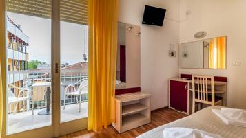 Habitación cuádruple | Caja de seguridad en la habitación, wifi gratis y ropa de cama